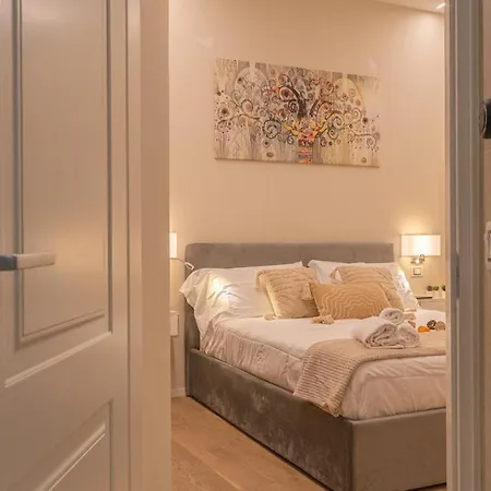 Apartment Luna Fashion Steps - Near Vannucci *