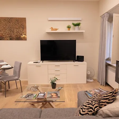 Apartment Luna Fashion Steps - Near Vannucci *